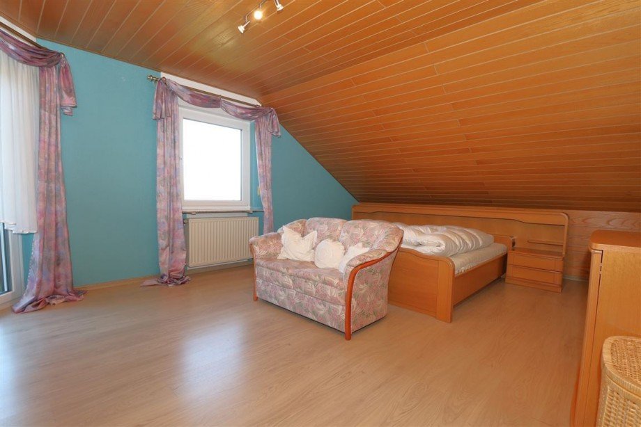 Schlafzimmer Dachgeschoss Zweifamilienhaus Sontra