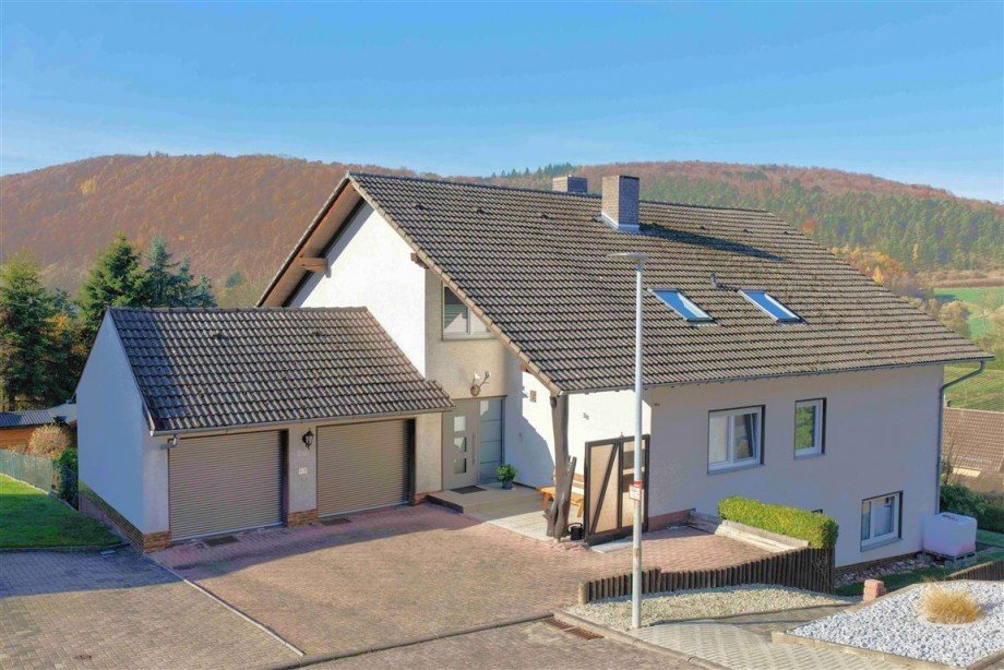 Vorderansicht Zweifamilienhaus Sontra