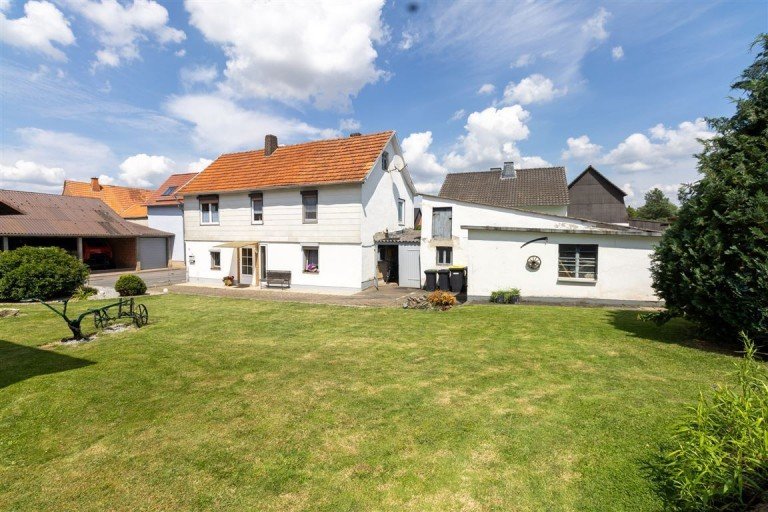 Gartenansicht Mei�ner Einfamilienhaus Bezahlbares Einfamilienhaus mit wundersch�nem Garten, Garage und viel Potenzial