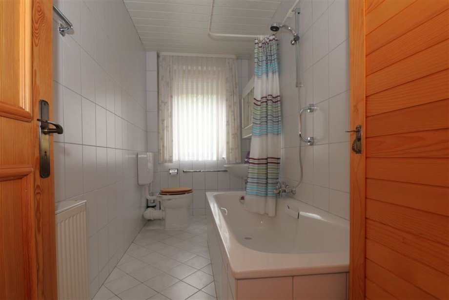 Vorderhaus Badezimmer Obergeschoss Zweifamilienhaus Waldkappel