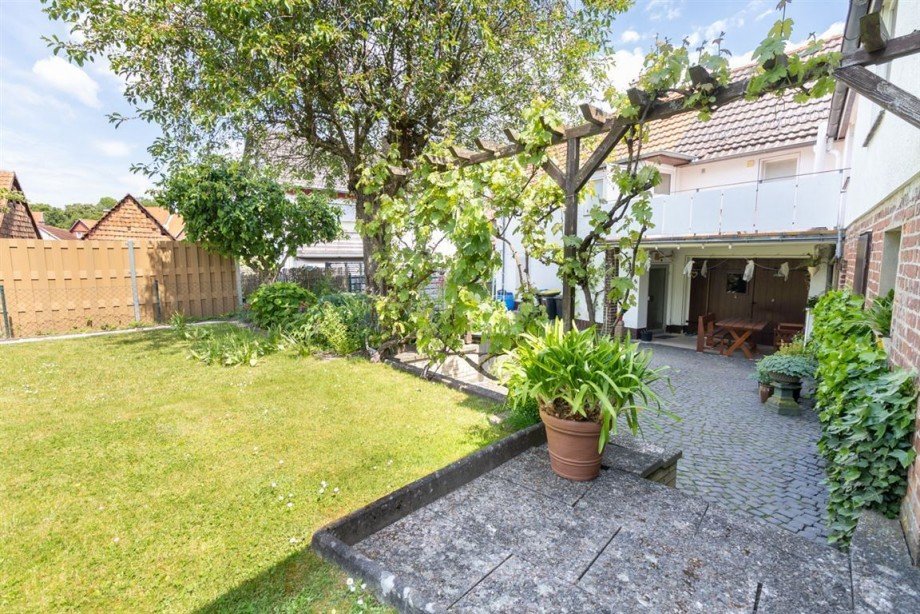 Blick Sitzplatz Einfamilienhaus Mei�ner