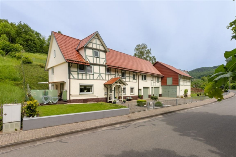 Haus mit Terrasse Meinhard Einfamilienhaus Ihr R�ckzugsort in gutem Zustand am Ortsrand: Charmantes Wohnhaus mit Nebengeb�ude