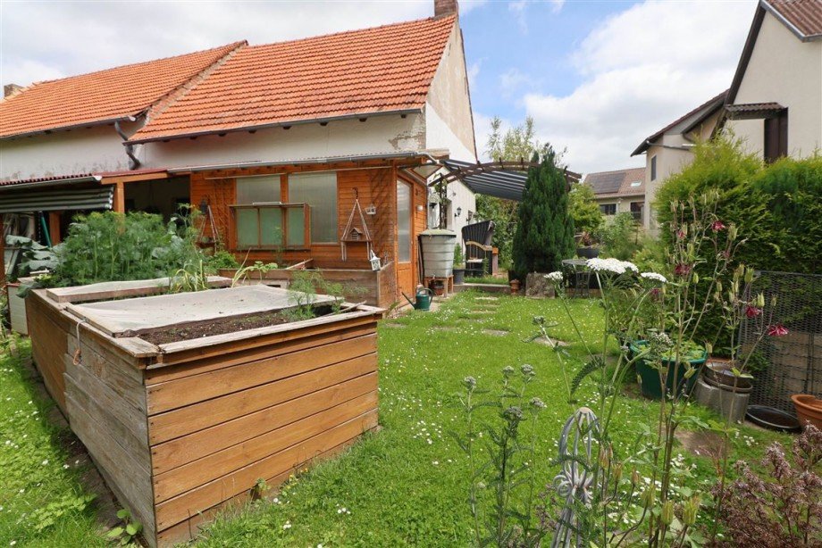 Garten mit Hochbeet Einfamilienhaus Mei�ner