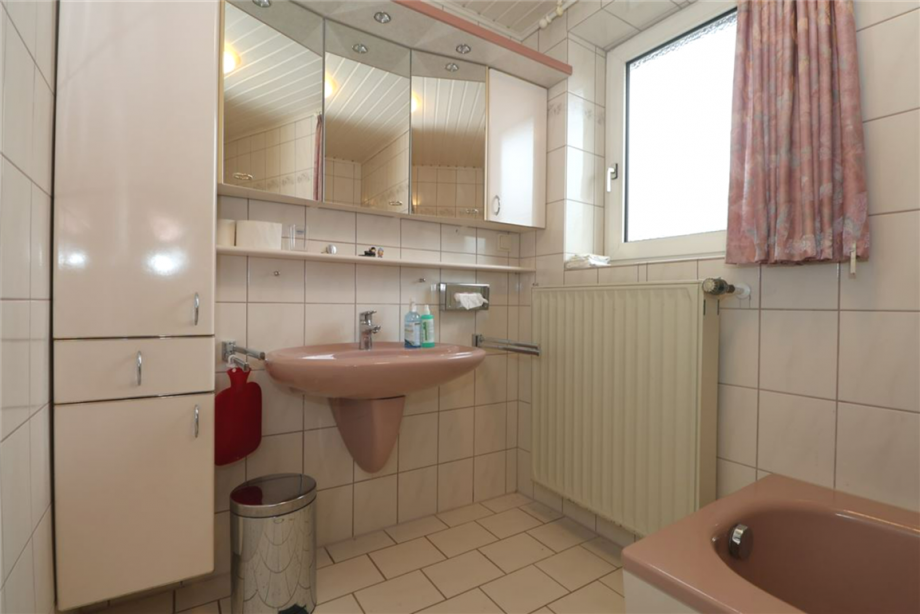 Badezimmer Obergeschoss Zweifamilienhaus Meinhard