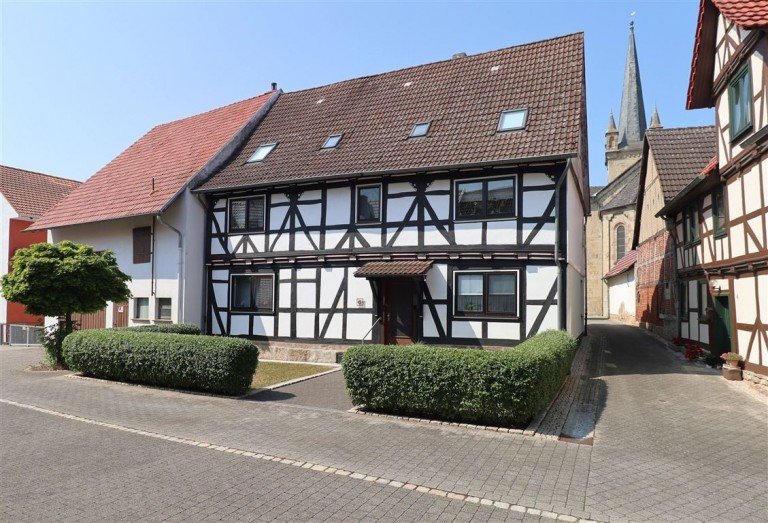 Vorderansicht Mei�ner Einfamilienhaus Guter Zustand und viel Platz: Fachwerkhaus mit Garage