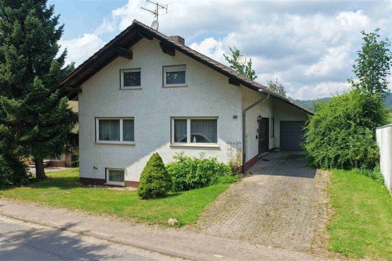 Vorderansicht Wanfried Einfamilienhaus Stadtrand: Solides Einfamilienhaus f�r wohnen auf einer Ebene mit Garten und Garage