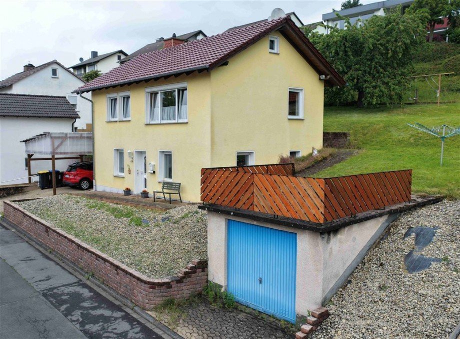 Seitenansicht mit Garage Einfamilienhaus Berkatal