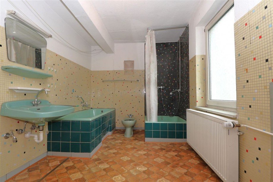 Badezimmer Obergeschoss Wohn- / Gesch�ftshaus Waldkappel