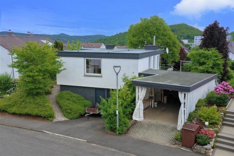 Vorderansicht Eschwege Bungalow Stilvoller Winkelbungalow mit traumhaftem Garten und Garage