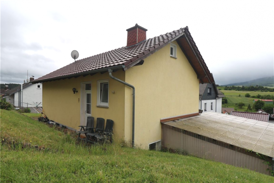 Seitenansicht mit Carport Einfamilienhaus Berkatal