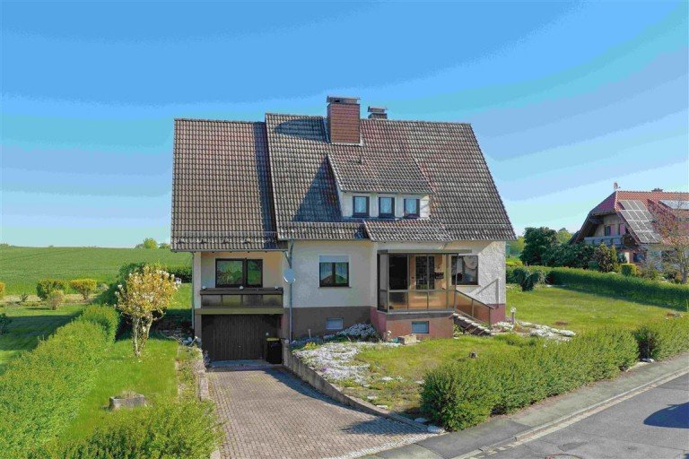 Vorderansicht Berkatal Einfamilienhaus Traumhafte Ortsrandlage - Gro�z�giges Ein- bis Zweifamilienhaus mit viel Potenzial