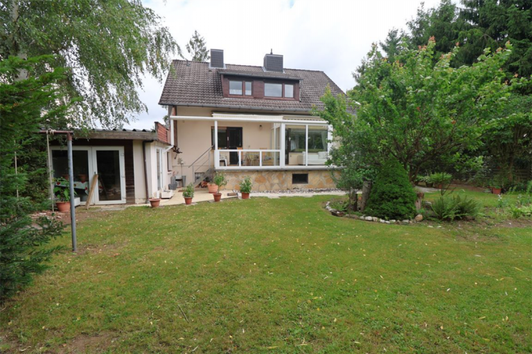 Gartenansicht Meinhard Einfamilienhaus Viel Platz f�r die Familie im Haus und im Garten: Einfamilienhaus mit gro�er Garage