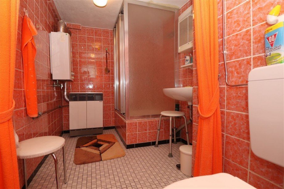 Badezimmer Untergeschoss Doppelhaush�lfte Kassel