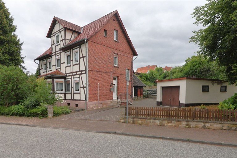 Vorderansicht Eschwege Einfamilienhaus Gro�z�giges Einfamilienhaus mit Scheune, Garage, Garten und Photovoltaikanlage