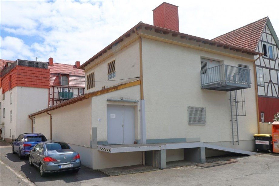 R�ckansicht mit Rampe Wohn- / Gesch�ftshaus Sontra