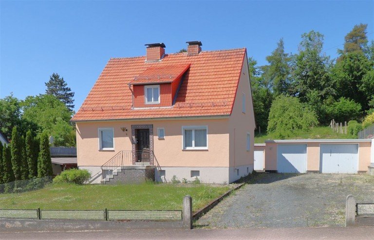Vorderansicht Mei�ner Einfamilienhaus Wohnen auf einer Ebene - Gem�tliches Einfamilienhaus mit Garagen und gro�em Grundst�ck