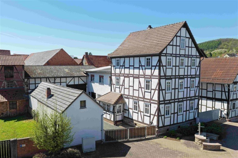 Vorderansicht Eschwege Einfamilienhaus Charmantes Ein- bis Zweifamilienfachwerkhaus mit viel Platz und Potenzial