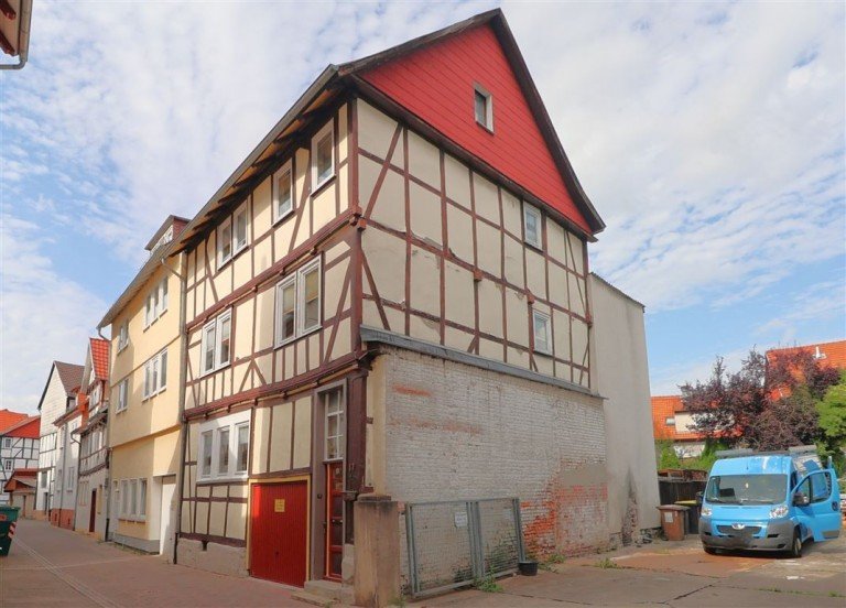 Seitenansicht Eschwege Reihenendhaus Teilrenoviertes Reihenendhaus mit Garage und Garten in ruhiger Innenstadtlage