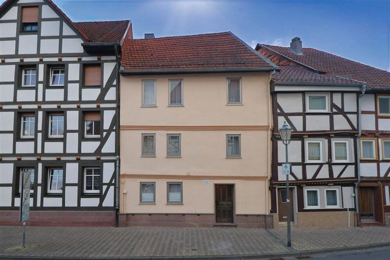 Vorderansicht Eschwege Reihenmittelhaus Klein, bezahlbar, voller M�glichkeiten - Reihenmittelhaus mit Dachterrasse und kleiner Hoffl�che